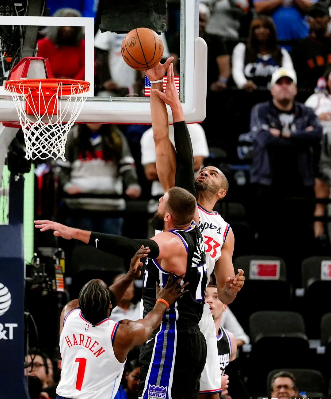 包含NBA常规赛快船主场102-105憾负老鹰遭五连败伦纳德、比尔缺阵哈登空砍35+10+11的词条