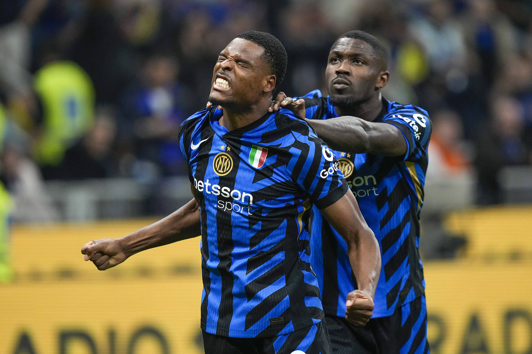 意甲维罗纳1-2国际米兰泽林斯基破门弗雷泽乌龙的简单介绍 第2张 意甲维罗纳1-2国际米兰泽林斯基破门弗雷泽乌龙的简单介绍 第2张