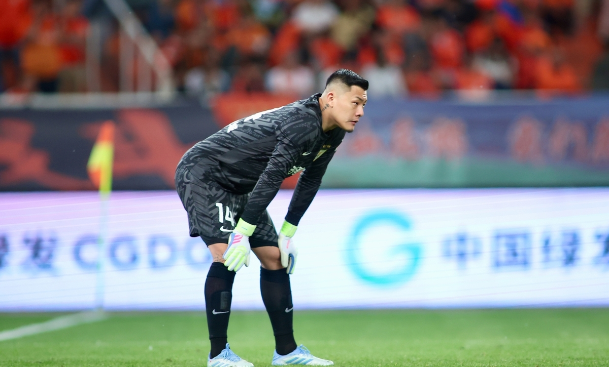 包含王大雷顶级联赛出场次数达445场追平汪嵩纪录的词条