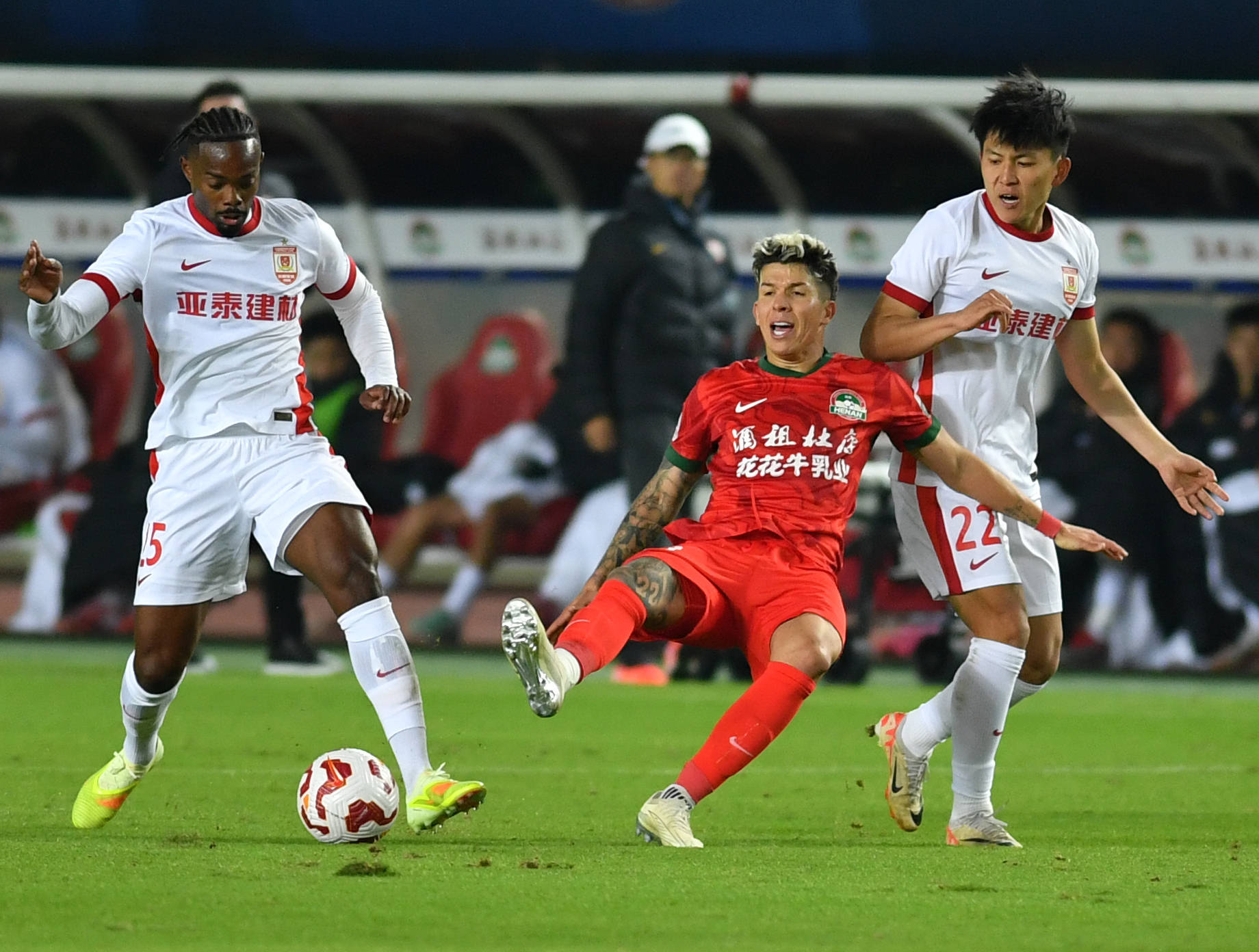 关于中超河南队2-0长春亚泰纳萨里奥破门马亚建功的信息  第1张
