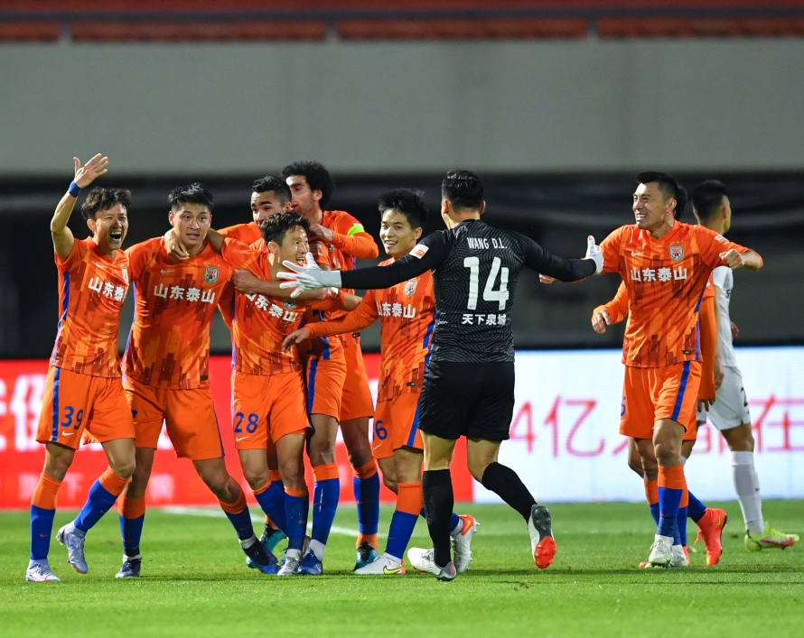 山东泰山队为患癌男孩圆梦打出巨幅海报的简单介绍  第1张