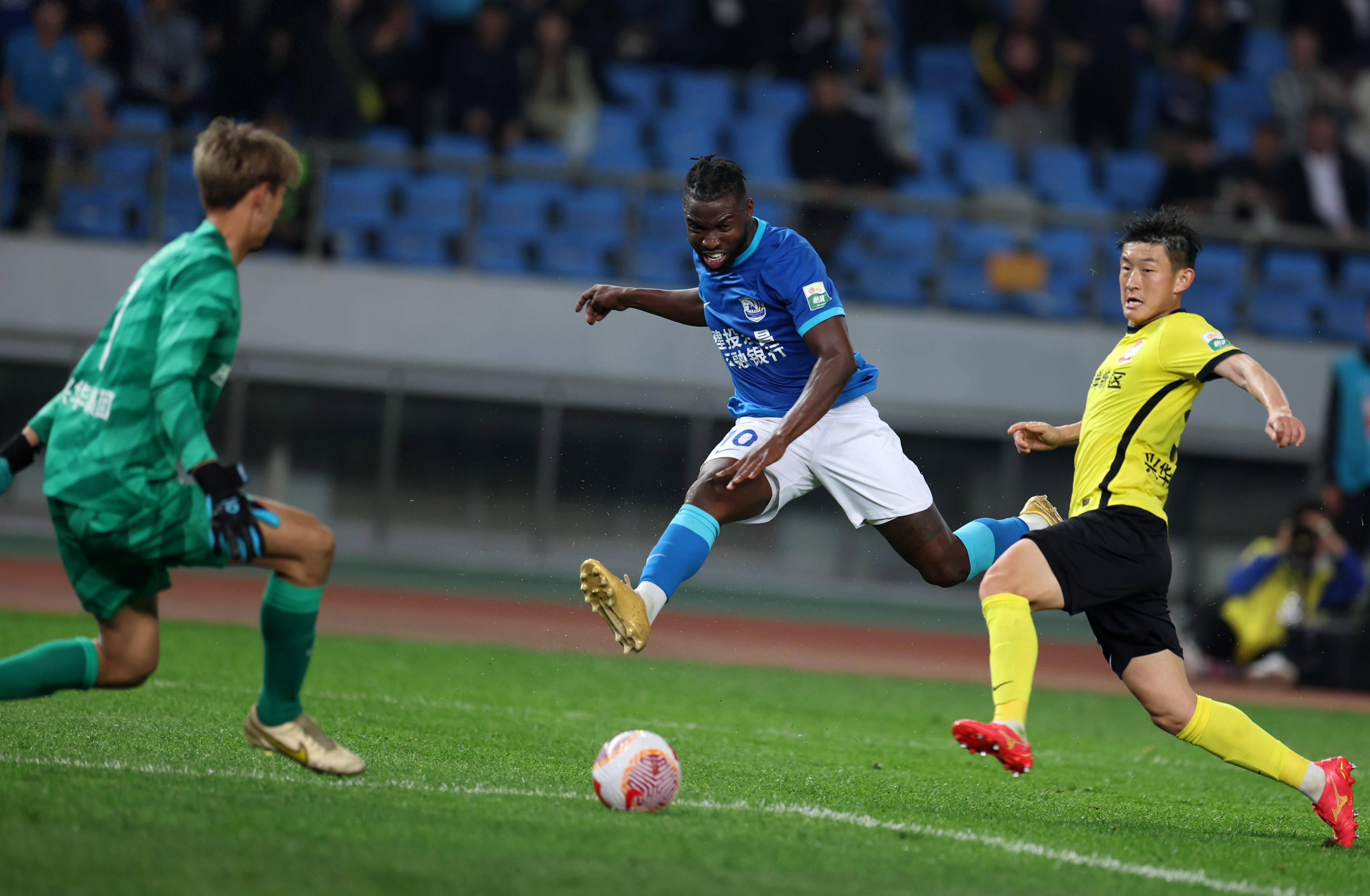 中超青岛西海岸1-3北京国安法比奥梅开二度张稀哲助攻双响的简单介绍