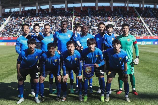 足协杯1/8决赛大连鲲城0-2青岛西海岸阿齐兹破僵戴维森锁胜局的简单介绍  第2张