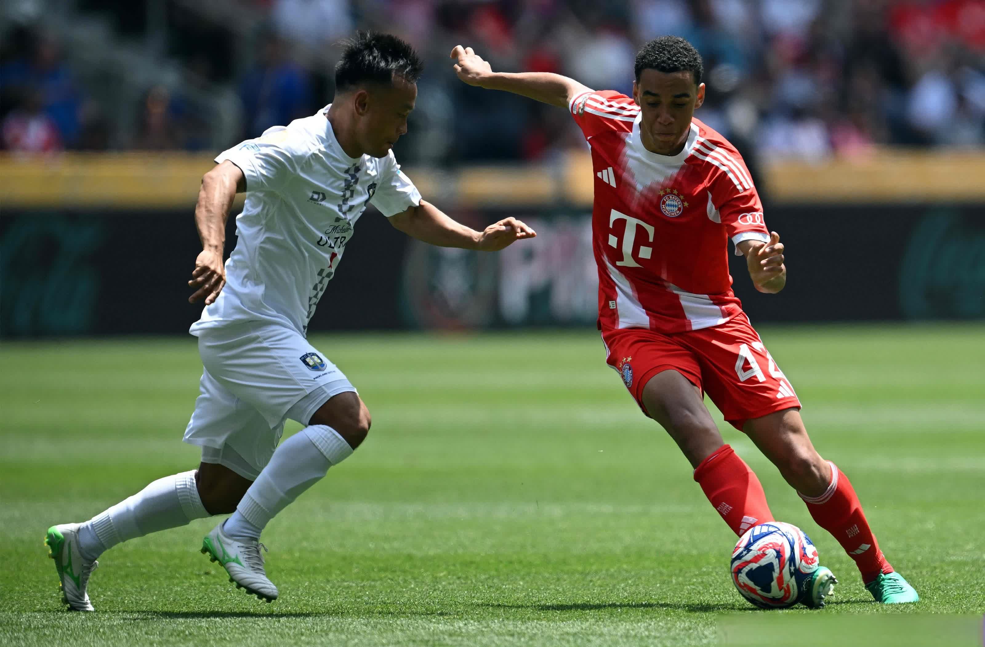 包含拜仁迫切希望与于帕梅卡诺续约球员吸引其他其他球队关注的词条