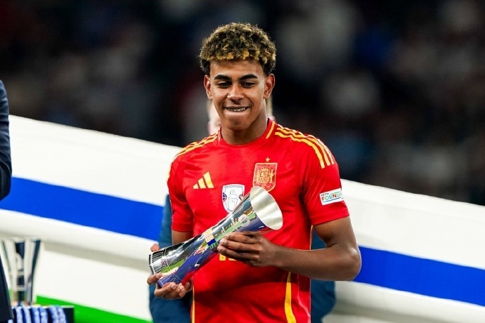 亚马尔社媒晒手拿10号球衣图新赛季改穿10号的简单介绍  第2张