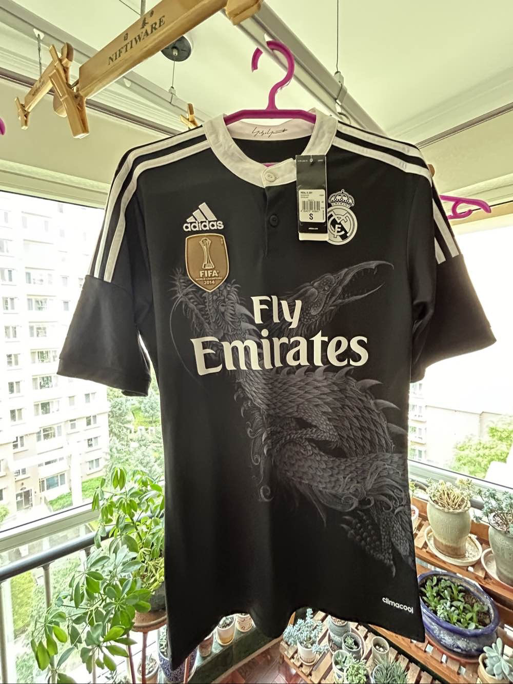 齐达内社媒晒身穿皇马球衣照片为皇马第三球衣的简单介绍  第1张