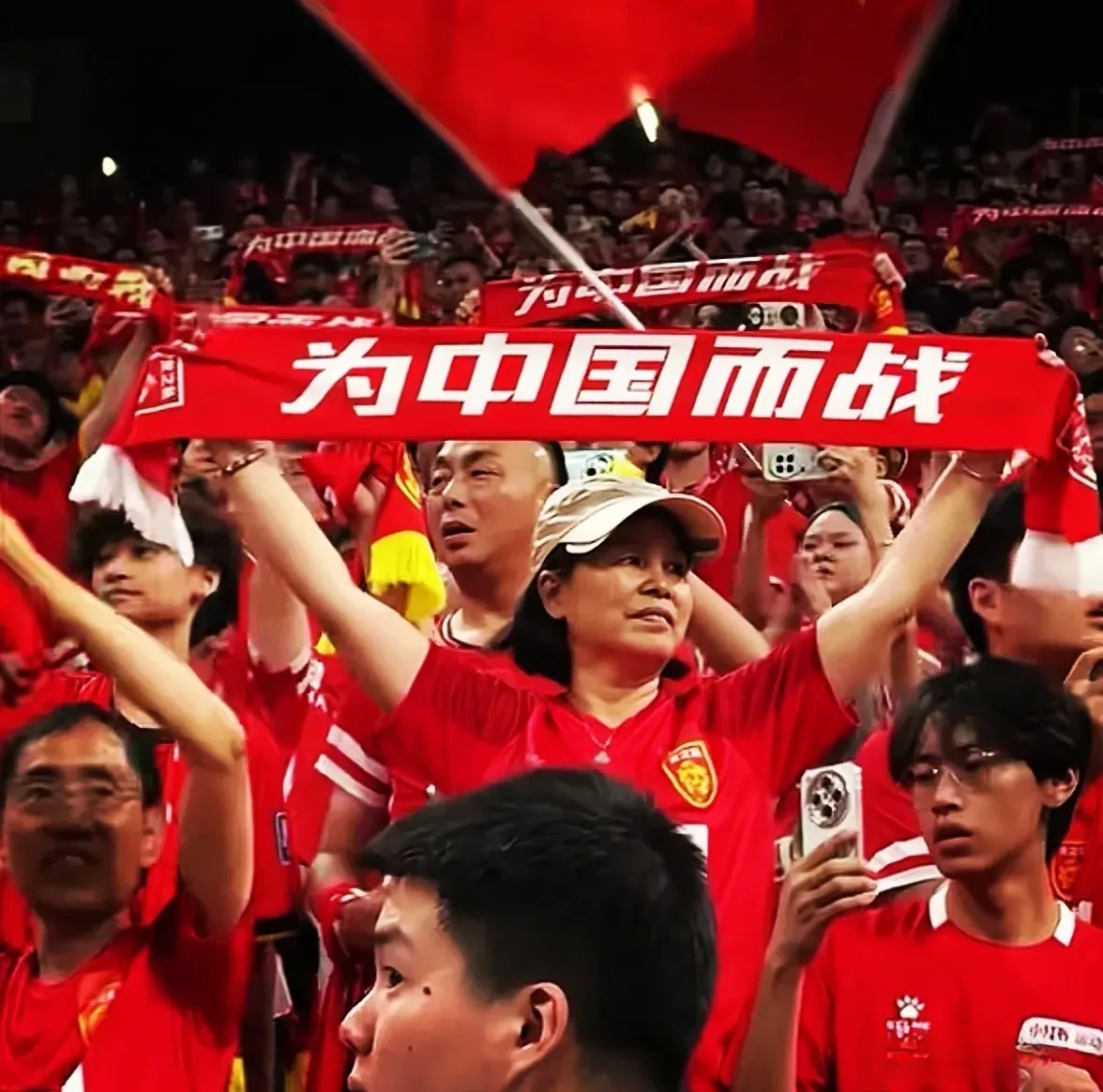 包含国足在重庆进行首次公开训练为世预赛收官战做准备的词条