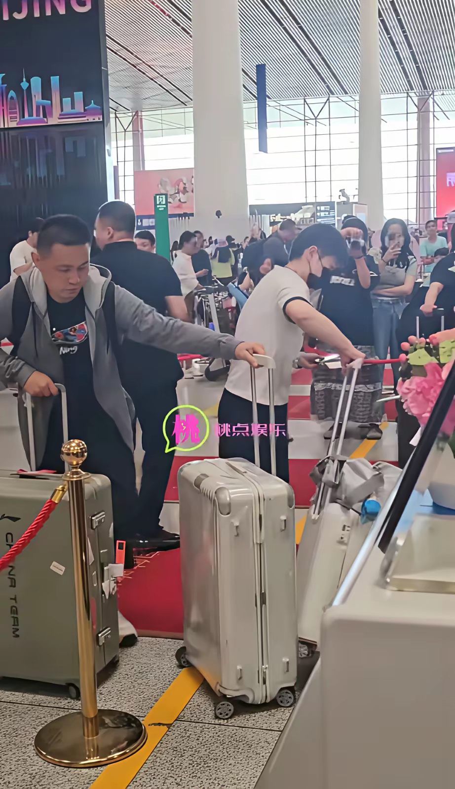 国足行李箱引发热议机场行李堆积如山的简单介绍  第1张